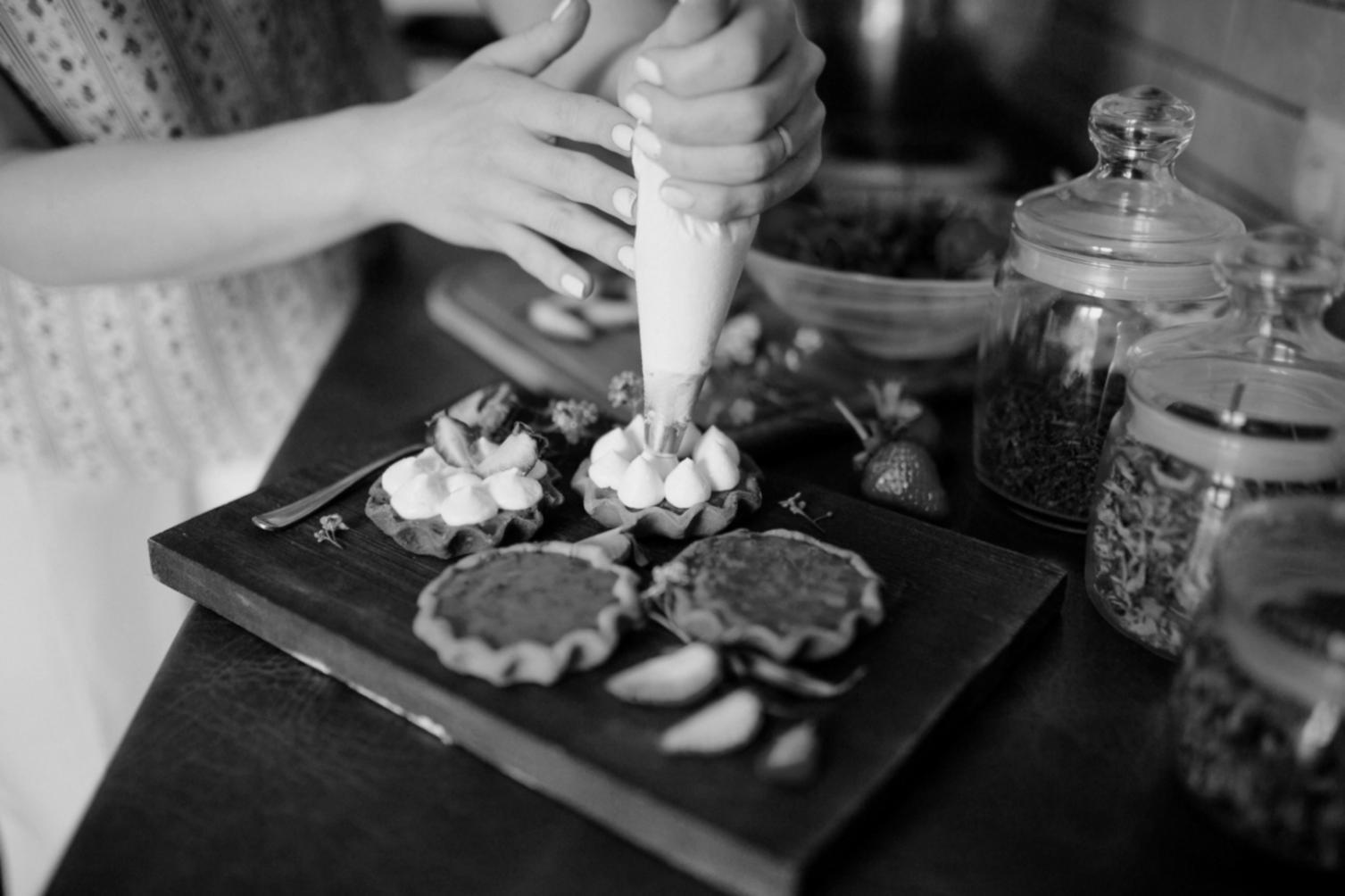Live culinary instruction session at Dovlase
